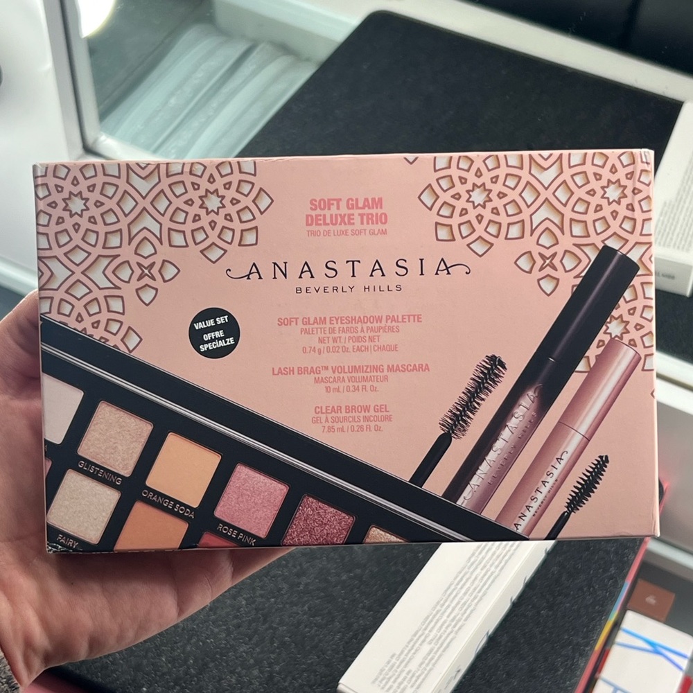 Anastasia Beverly Hills: Soft Glam Deluxe Trio - Picture 2 of 4